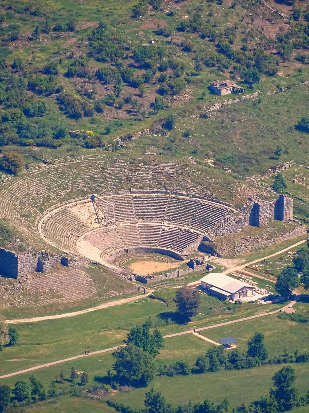 Αρχαίο Θέατρο Δωδώνης και αρχαιολογικός χώρος από ψηλά
